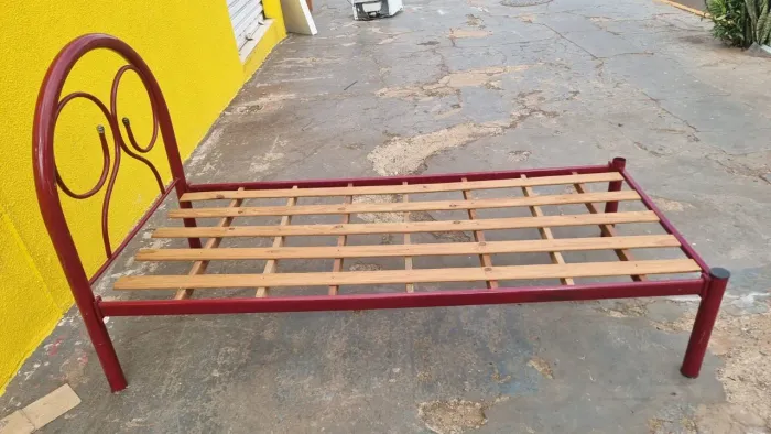 Cama tubular solteiro bem conservada marcas de uso ((ENTREGO GRATIS))