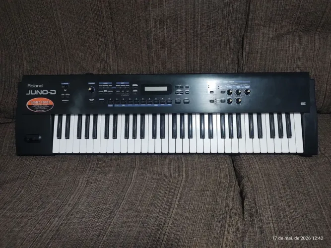 Roland juno-D com defeito, pra retirada de peças ou até mesmo mandar consertar 