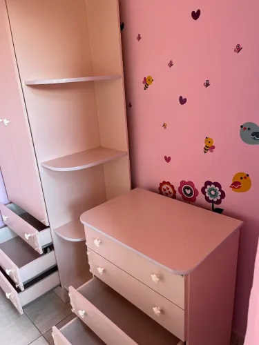 VENDO GUARDA-ROUPA + CÔMODA INFANTIL - R$ 420,00