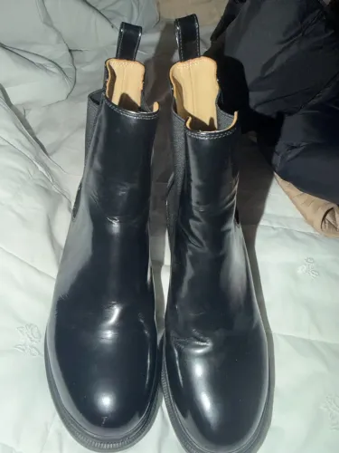 Tenho vários sapatos tá? Se quiser ver td me chama zap ? * ESSA SOBRE BOTA GUCCI