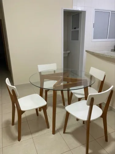 Mesa de jantar com 04 cadeiras