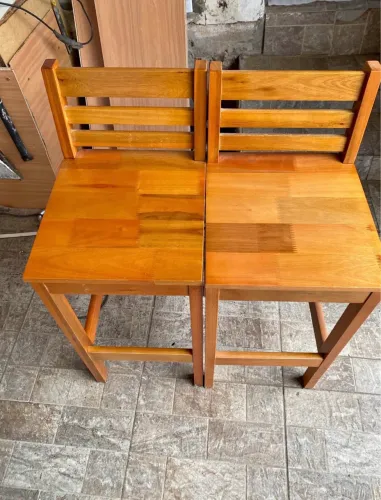 Vende-se 2 banquetas de madeira em excelente estado