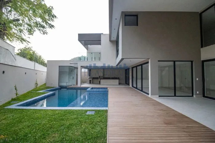 Casa com 713m², vista Pedra da Gávea, 5 suites no melhor condomínio do Itanhangá