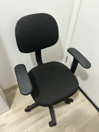 Cadeira de Escritório Ergonômica com Apoio de Braço 