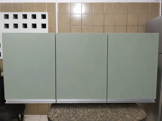 Armário aéreo branco com porta verde