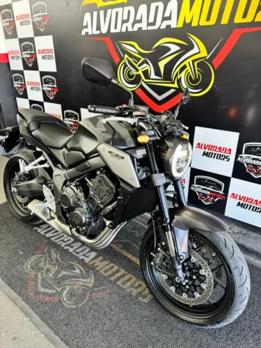 CB 650 R 2024 3.500 KM. Emplacada e à pronta entrega