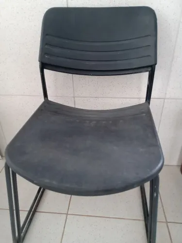 Vende-se Um Jogo de Cadeiras base de Ferro