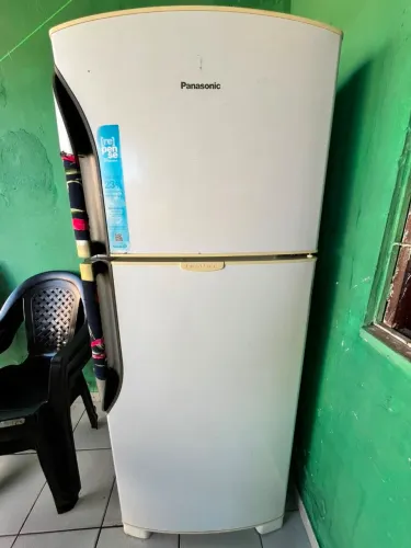 Uma geladeira Panasonic, Frost Free, 435 litros (com Jumbo Freezer de 102 litros).