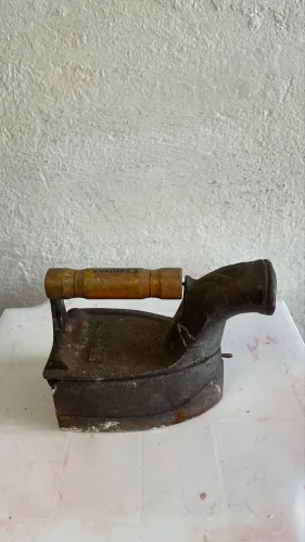 Ferro a brasa antigo