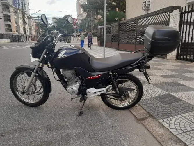 motocicleta Honda CG Start 160 cc cor preta com baú e alarme