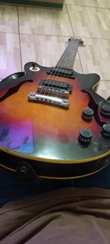 Guitarra semiacustica golden