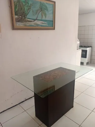 Mesa de Vidro de 1,30m. Com base de madeira