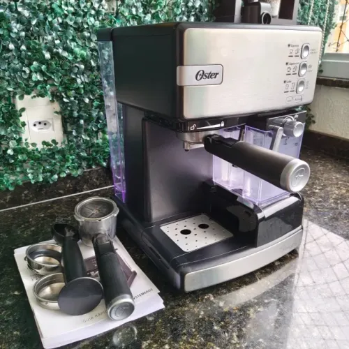 Cafeteira Oster PrimaLatte Inox para Espresso, Cápsula, Pó e Sachê 127V - Excelente Estado