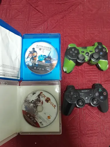 Dois jogos do ps3, 2 controle com carregador por 100 reais 