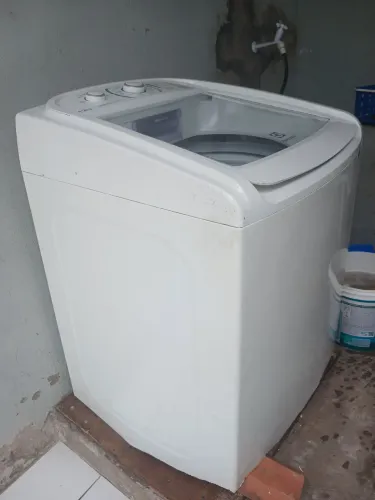 A máquina só o problema dela e do os pés que não tem em baixo dela tá meio enferrujado