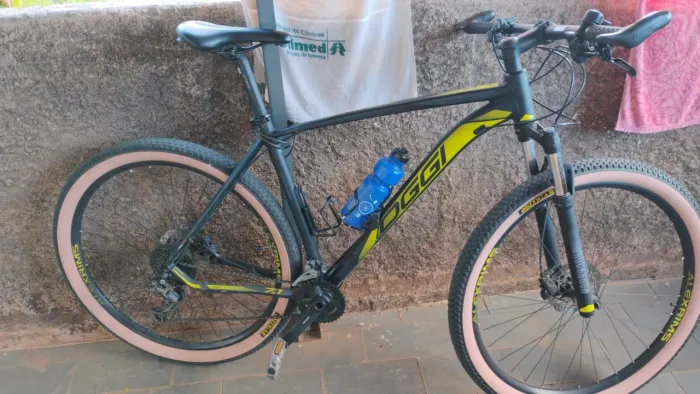 Vende-se essa bicicleta ano 29 tamanho do quadro 21.