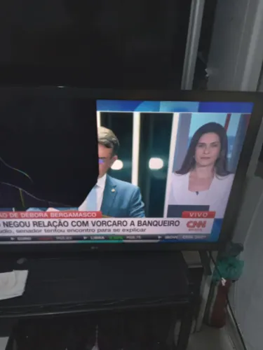 TV DE 32 LG COM TELA QUEBRADA FUNCIOBANDO NORMALMENTE PECAS PRA CONSERTO