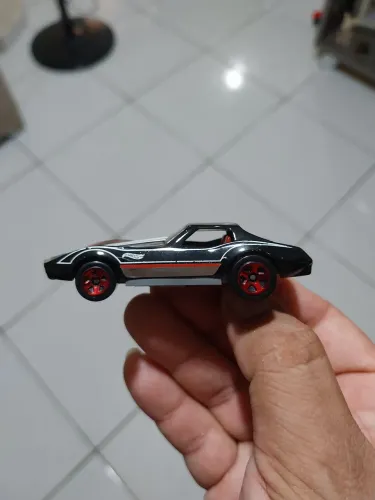 Hot Wheels Corvette Stingray (série "Mild to Wild") lançado em 2016.