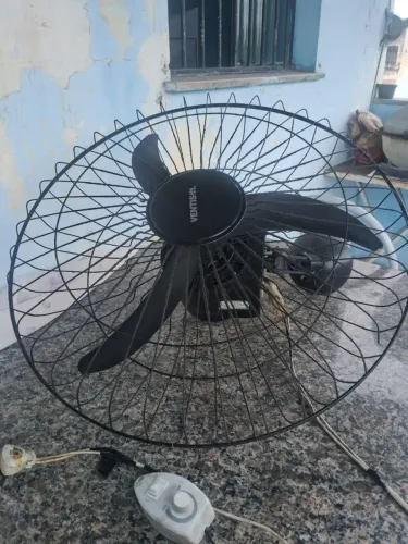Vendo ventilador de parede com defeito 