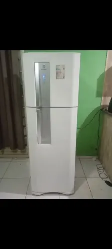 Geladeira Electrolux Duplex Frost Free funcionando perfeitamente conservada