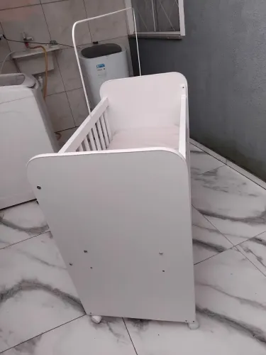 Mini berço grade móvel com colchão e regulagem de altura.