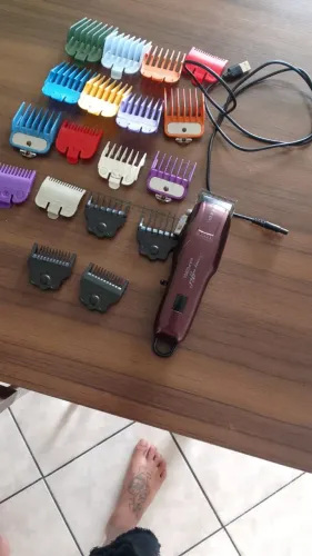 máquina de cortar cabelo, semi nova, com todos os pentes, e carregador!!!