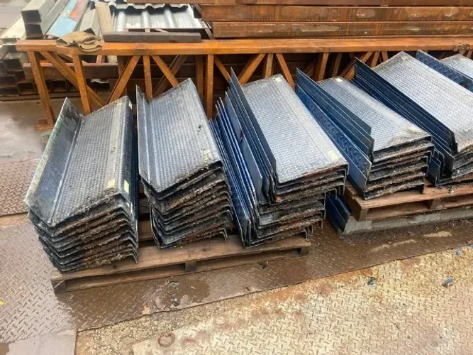 Degrau de ferro / Esacada de ferro / Degrau para escada