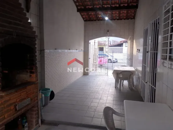 Casa em Rua Brinco de Princesa - Real - Praia Grande/SP