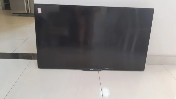 Vendo TV philips 43" a tela ficou azul, vendo pra retirada de peça, aceito oferta.