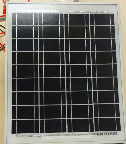 2 placas solar de tamanhos diferentes e potência diferentes