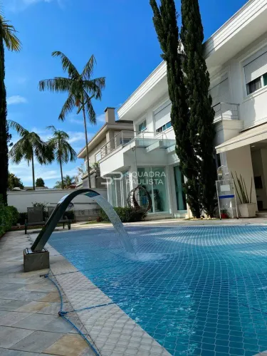 Casa de condomínio com 600 m², 5 quartos sendo 5 suítes à venda no bairro Alphaville Resid