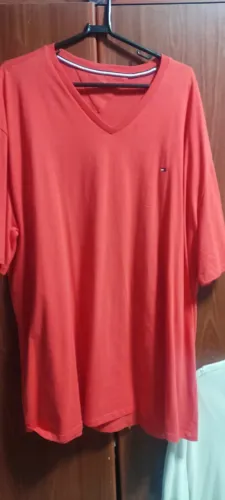 Camisa em gola "V" da Tommy Hilfiger Plus Size (x2)