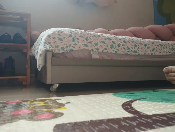 Cama montessoriana cinza