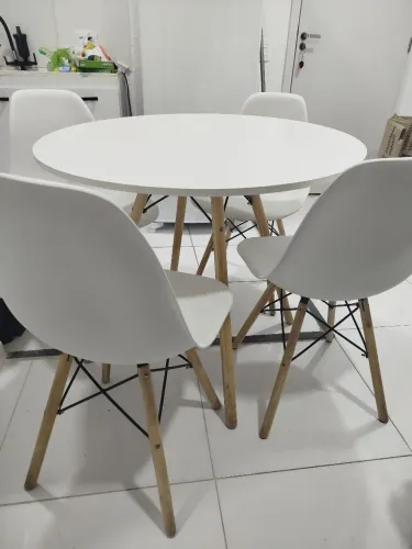 Mesa de jantar seminova c/ 4 cadeiras