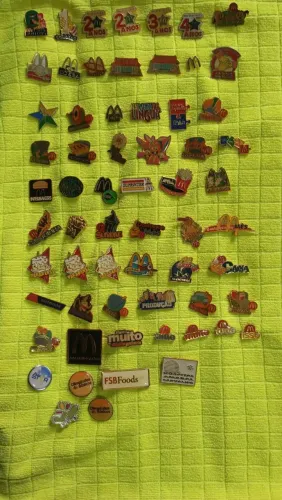 Coleção rara de 57 pins do McDonald's do início dos anos 2000.