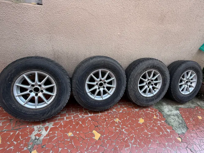 Roda e pneu para caminhonete