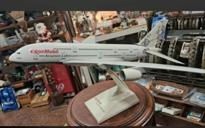 rara miniatura de avião airbus a380 com pintura promocional da exxonmobil esta com a