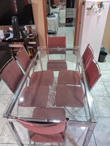Vende-se mesa de vidro com 6 cadeiras