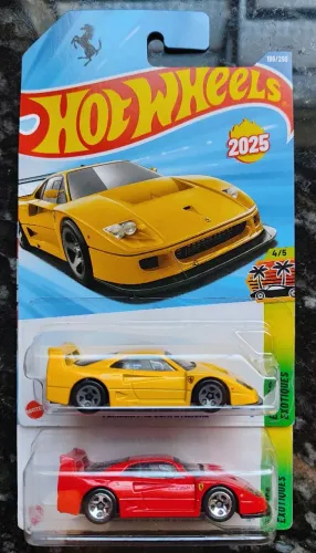 2 Ferraris F40 Competizione HW