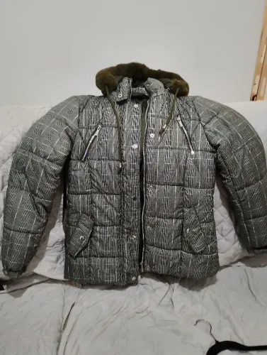 Jaqueta puffer feminina com capuz removível