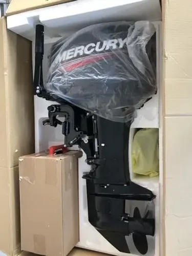 30 hp mercury zero na caixa motor de popa
