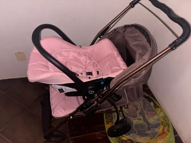 Carrinho de bebê com bebê conforto