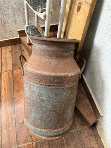 Lata de leite furada só decoração