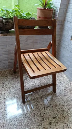 Uma Cadeira dobrável madeira