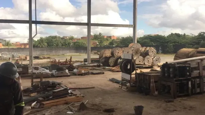 GALPÃO PARA LOCAÇÃO NO BAIRRO JARDIM LIMOEIRO, COM ALMOXARIFADO, VESTIARIO, REFEITORIO, ES