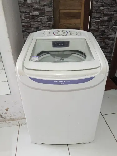 Vendo uma máquina de lavar roupa Electrolux 13 kg bem conservada funcionando