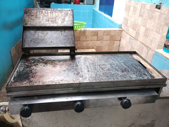 Vendo está chapeira de lanche da grande funcionando perfeitamente gás 