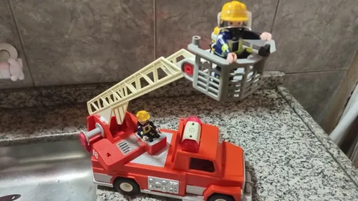 PLAYMOBIL BOMBEIRO CAMINHÃO - COM LUZ E SOM - COLECIONE.