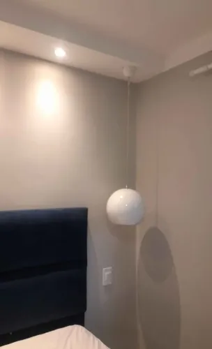 Luminaria pendente metálica para quarto