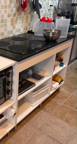 BANCADA EM MDF BRANCO COM PEDRA MARMORE SAO GABRIEL COM ENTRADA PARA FOGAO COOKTOP